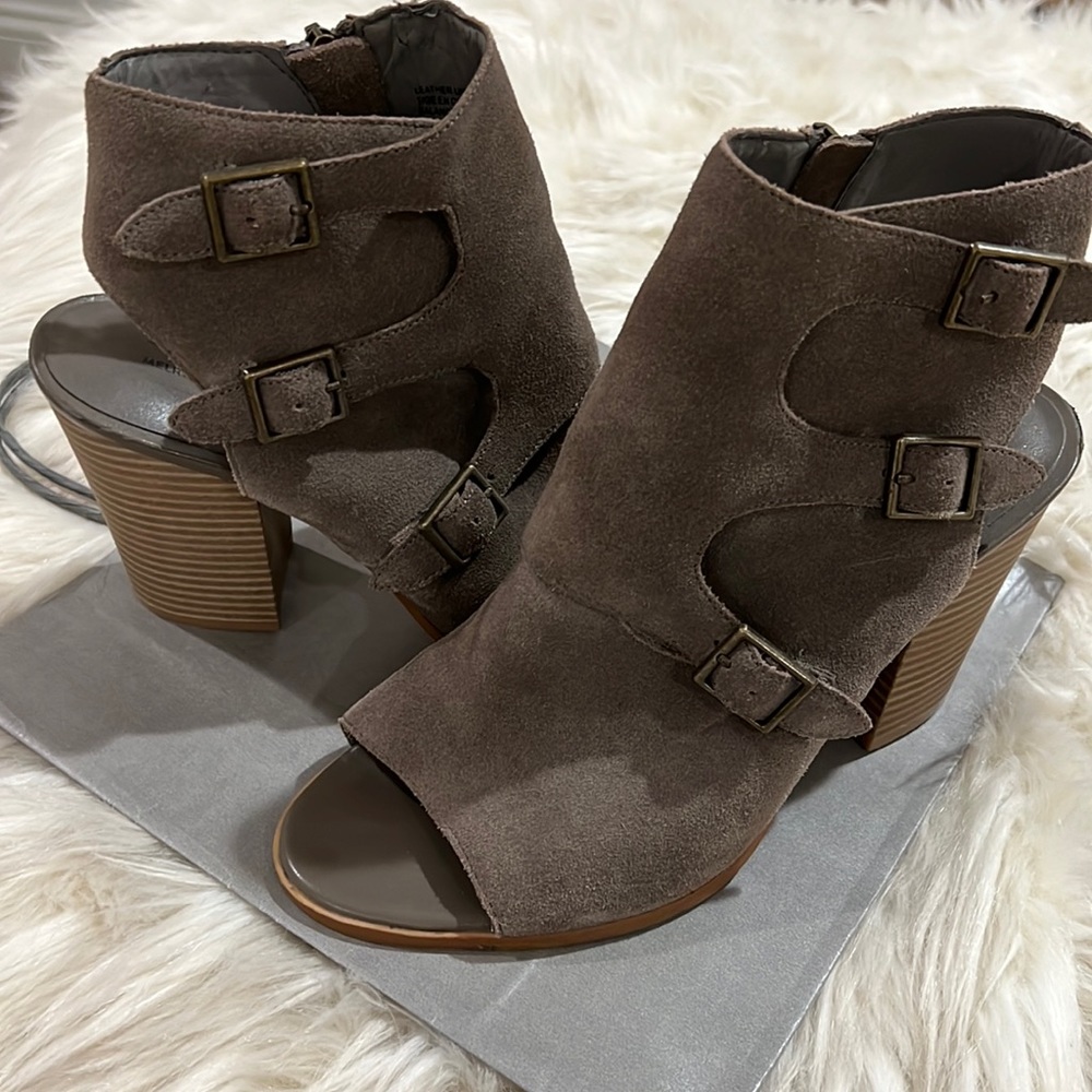Super cute sandal booties!